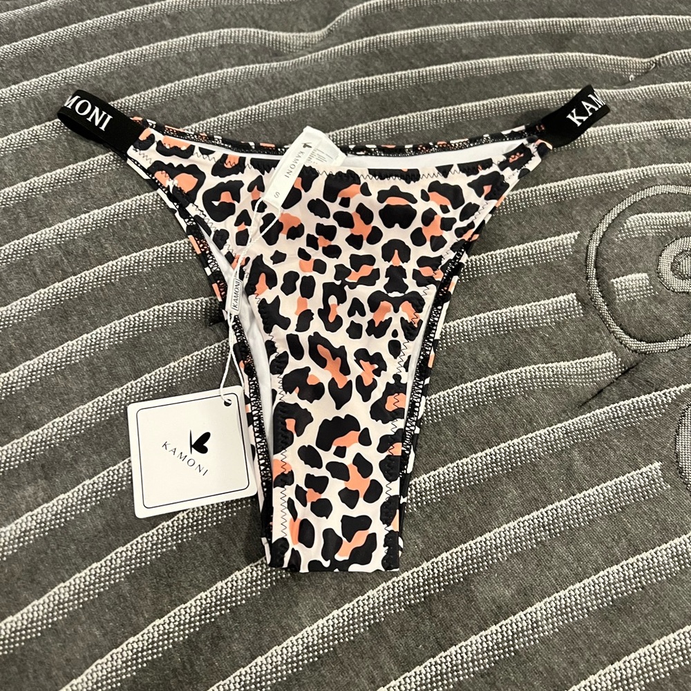 Kamoni bikini bottom NWT